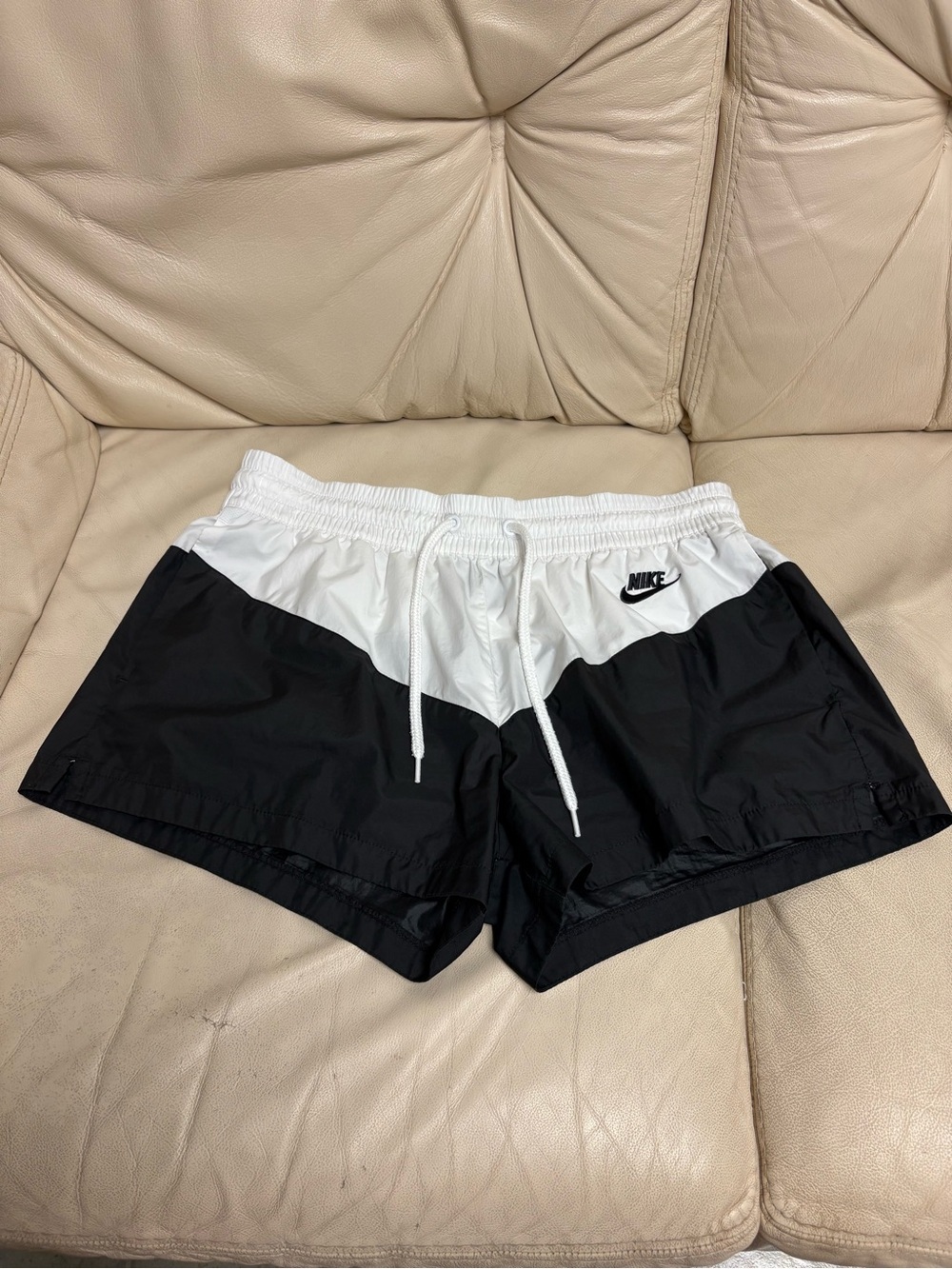 NIKE sz M Black White Sportswear Heritage Woven Shorts Pockets AR2362